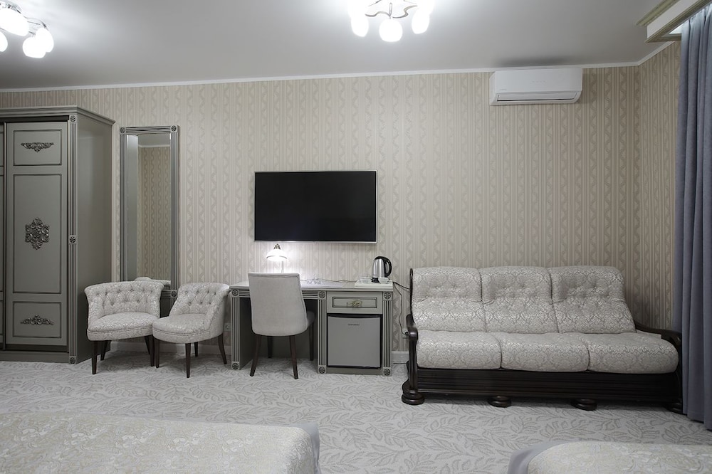Standard Twin Room (2 large twin beds and sofa bed) photo 2