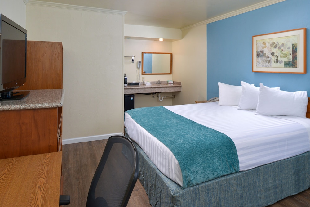 Standard Room, 1 King Bed photo 2