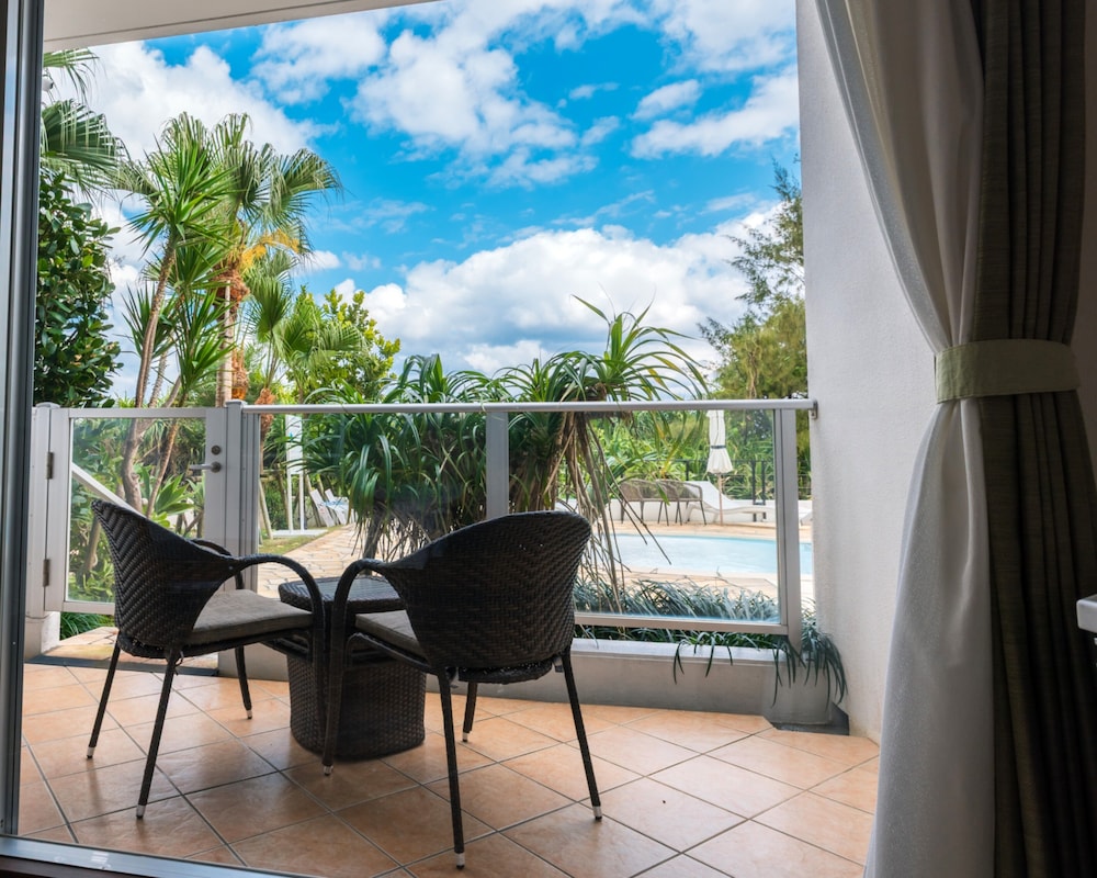 Standard Room, 2 Twin Beds, Balcony, Poolside (1st Floor;with Extra Bed) photo 2