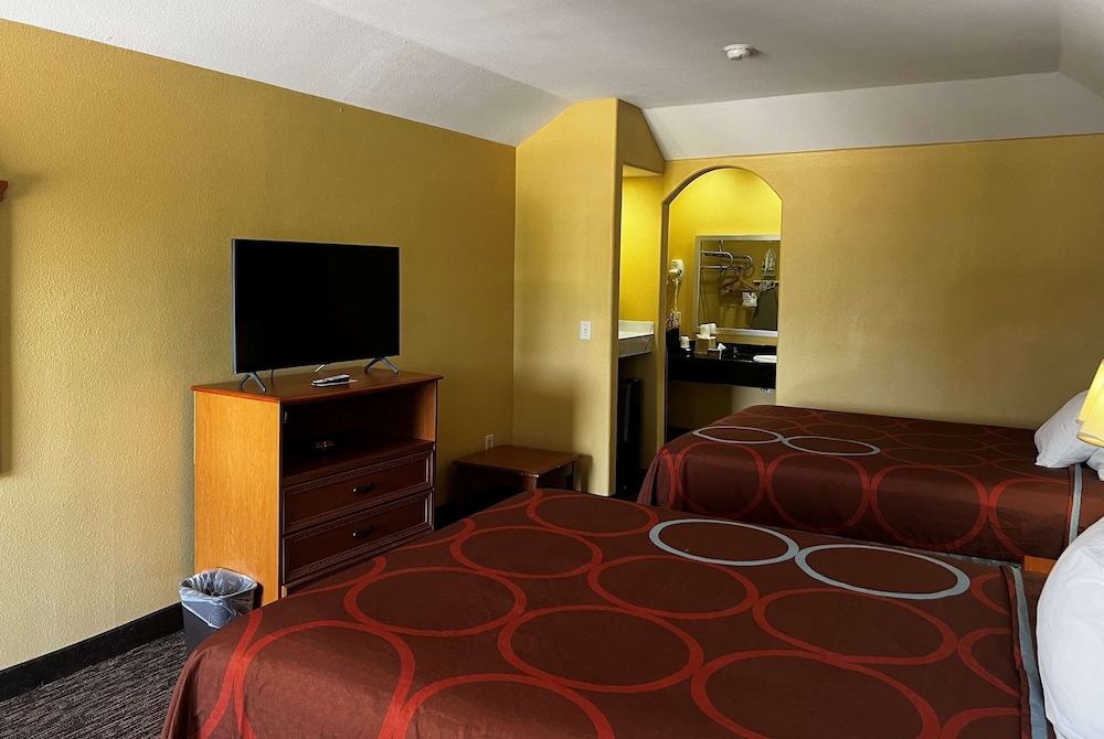 Standard Room, 2 Queen Beds - Photo 2