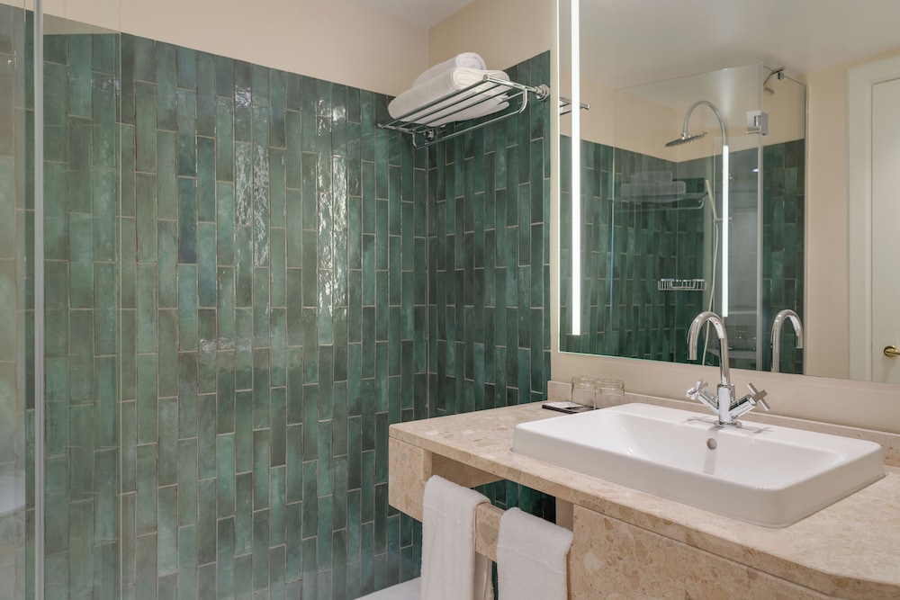Junior Suite (Partial Sea View) thumbnail 5