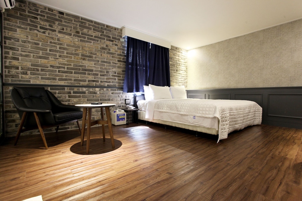 Room (Special room (75-inch large TV))