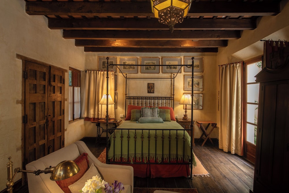 Suite, 1 Queen Bed, Fireplace photo 3