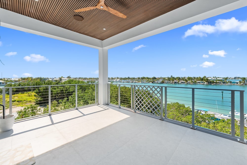Luxury Seaside Escape ~ Heated Pool w Jacuzzi ~ Elevator ~ Dock ~ Scenic Views, Billede 75