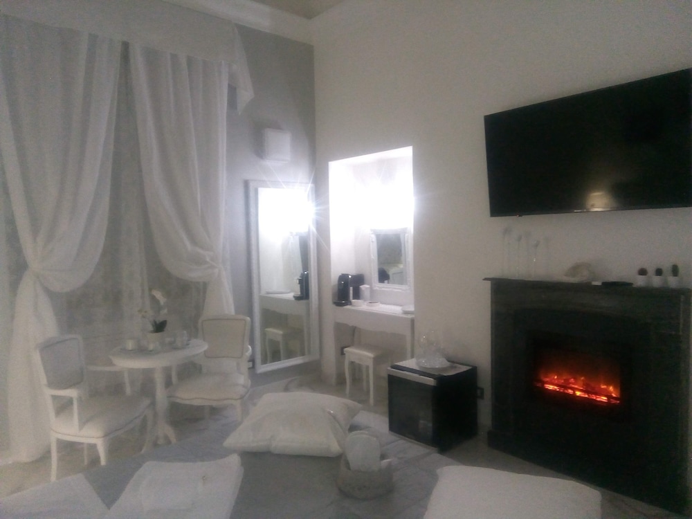 Deluxe Room, 1 Queen Bed (King) photo 3