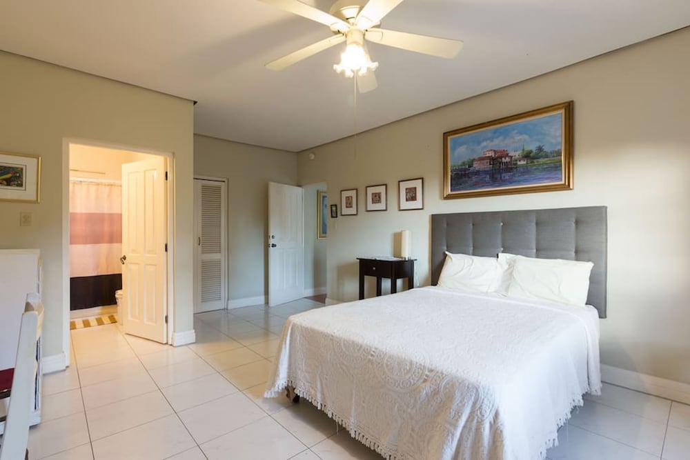 Comfort Room, 1 Queen Bed