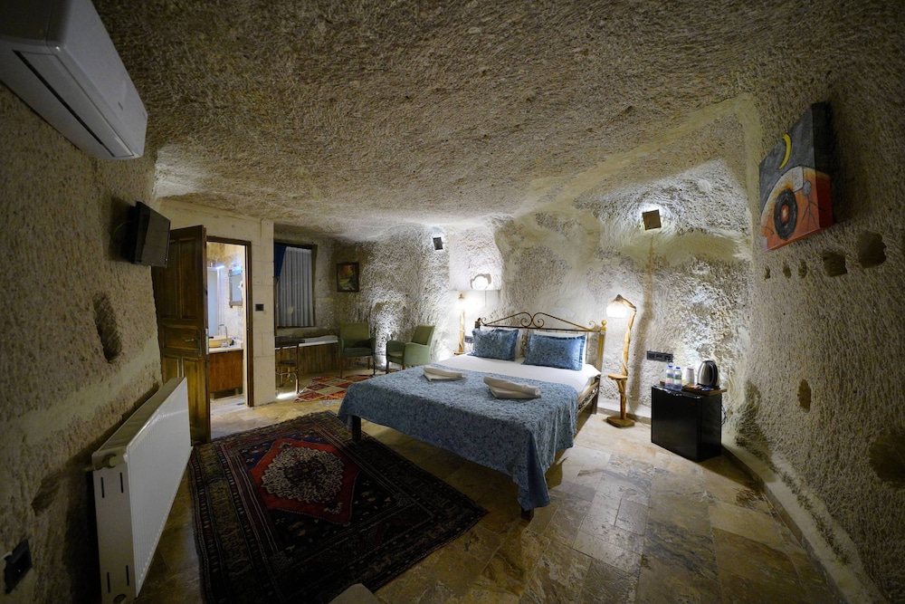 Deluxe Double Cave Room photo 1
