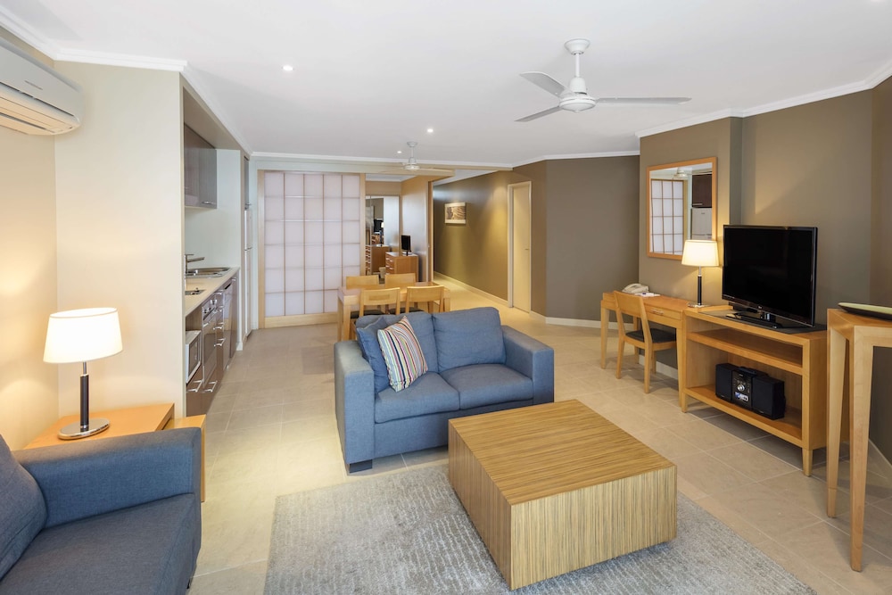 Apartment, 3 Bedrooms, Pool View - Photo 10