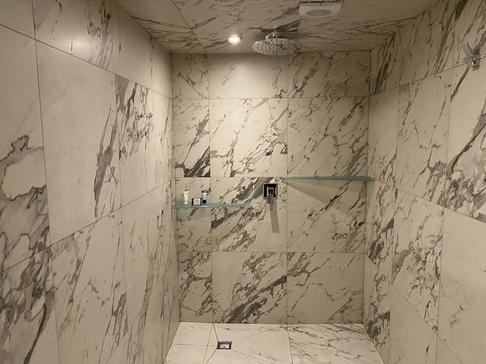Superior Suite - Photo 7
