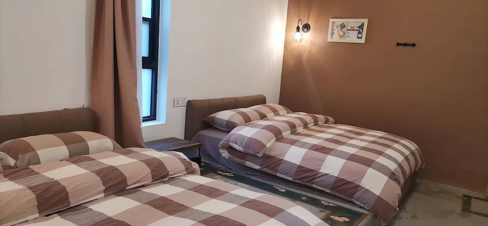 Comfort Cottage, 4 Bedrooms, Courtyard View photo 3