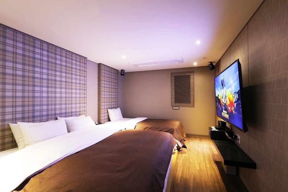 Suite - Photo 18