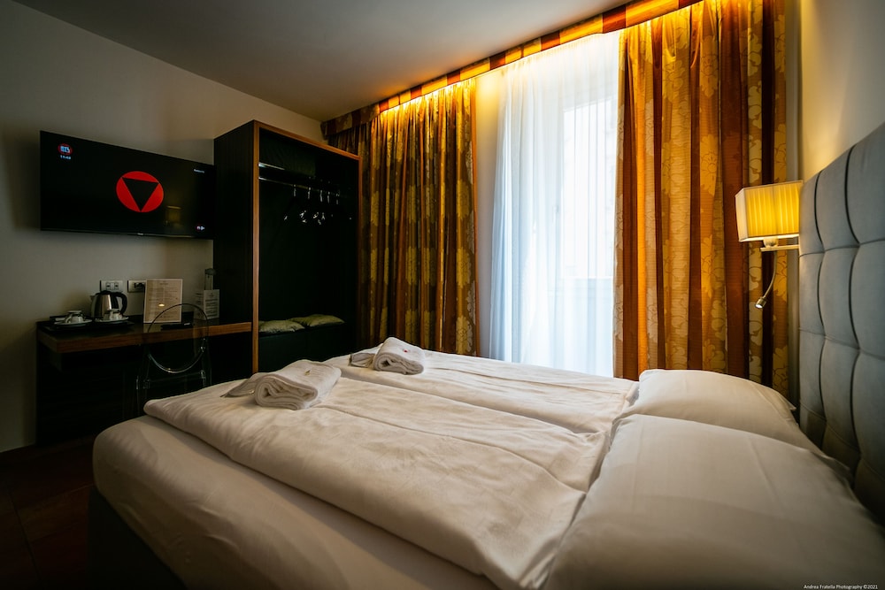 Business Room, 1 Queen Bed, City View