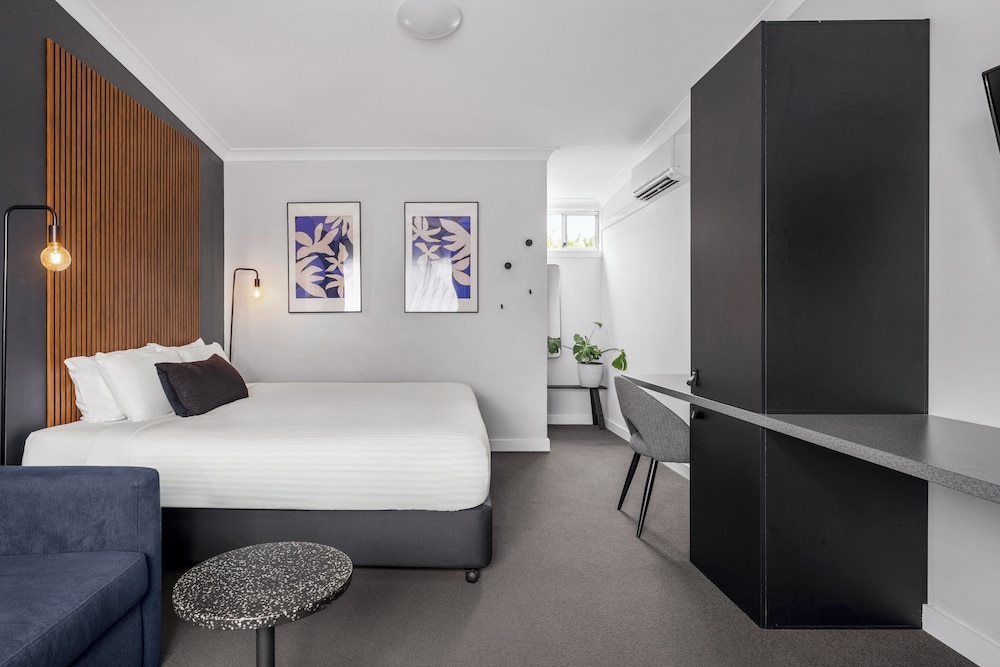 Deluxe Room, 1 King Bed with Sofa bed photo 2