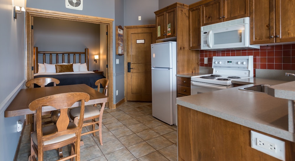Suite, Partial Lake View (Pets Not Allowed) - Photo 2