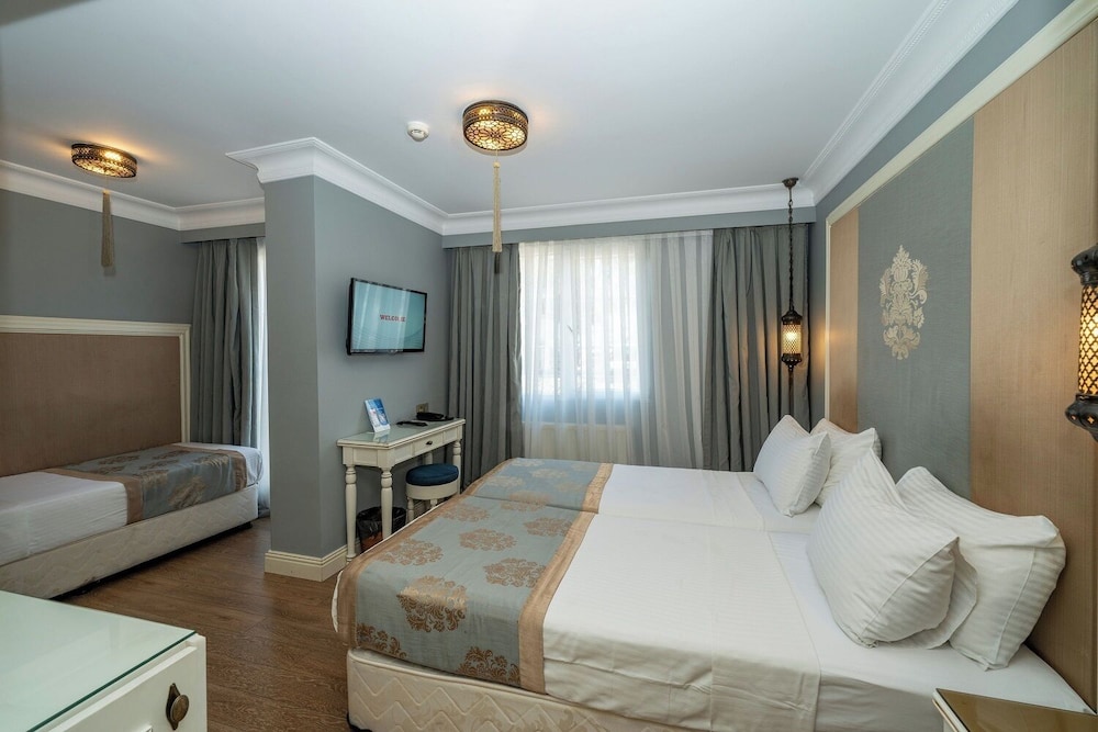 Superior Triple Room, City View photo 2