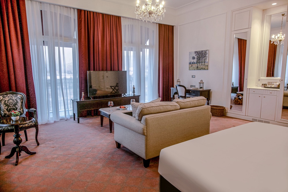 Corner Suite - Photo 2