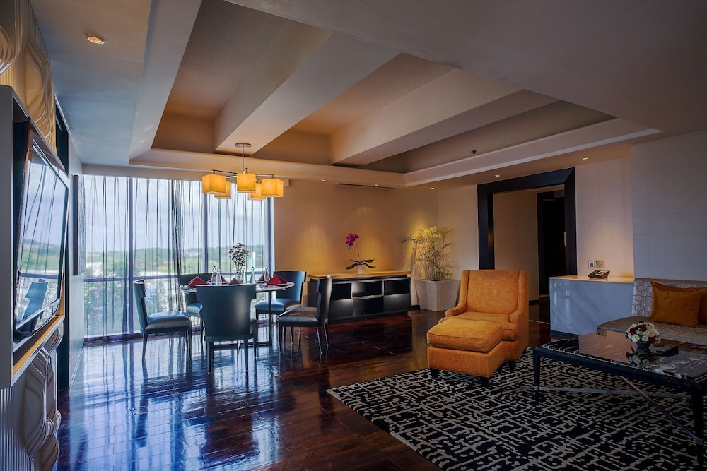 Prominent Suite - Photo 8