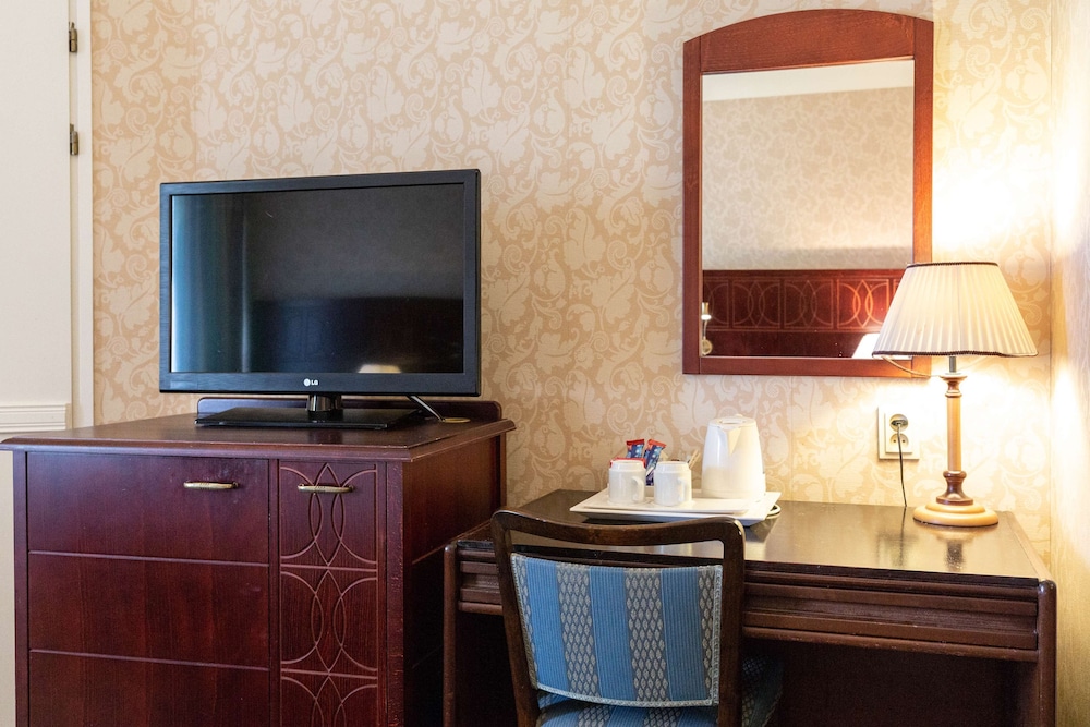 Superior Room, 1 Queen Bed (Castle) photo 3