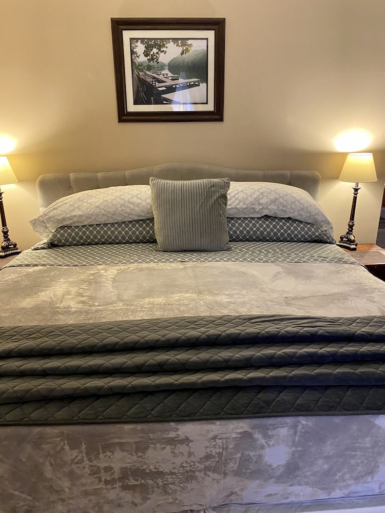 Romantic Room, 1 King Bed photo 2