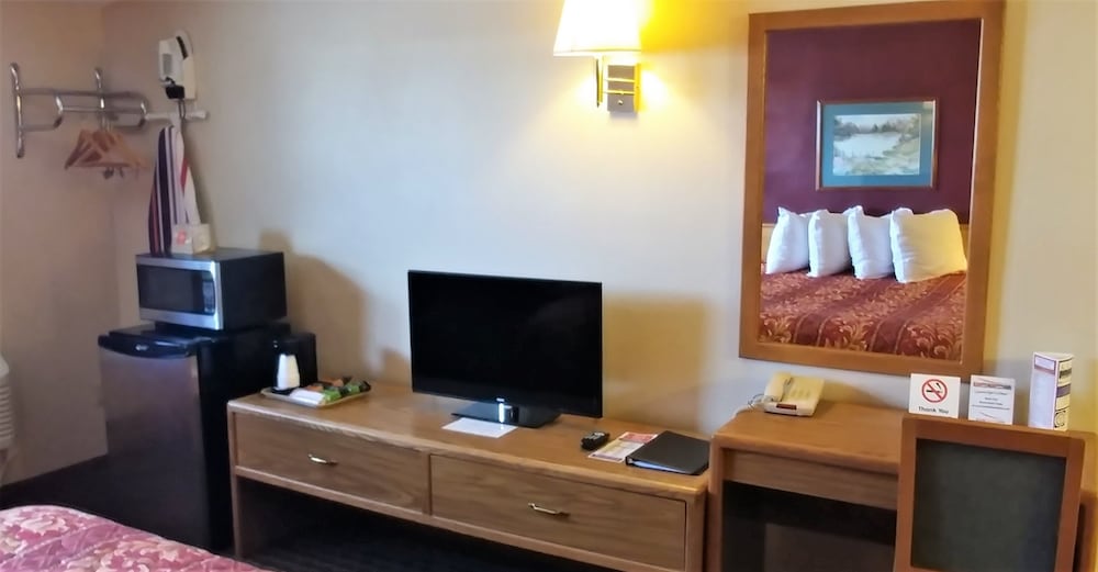 Standard Room, 1 King Bed, Non Smoking photo 3