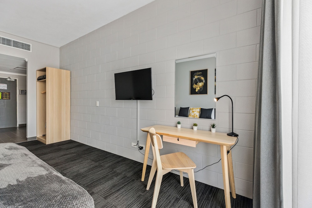 Hotel Deluxe Room - Photo 5