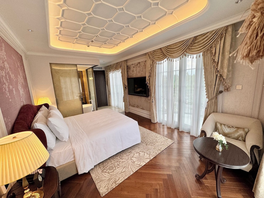 Premier Suite - Photo 2