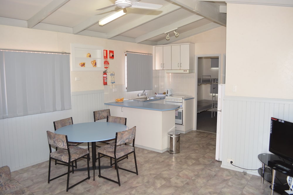 2 Bedroom Basic Cabin - Pet Friendly photo 3