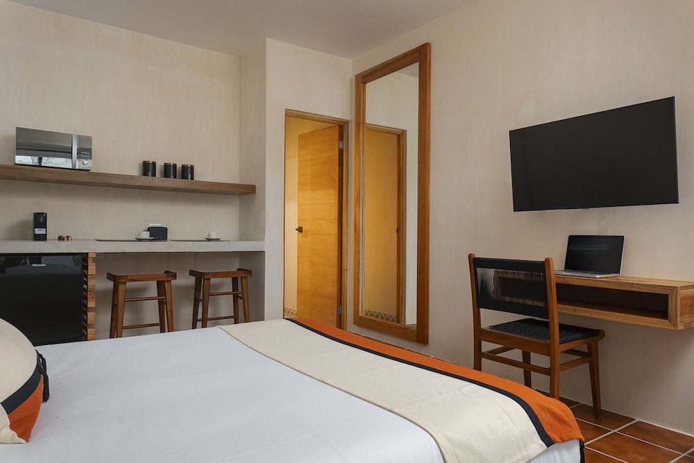 Deluxe Room, 1 Queen Bed, Balcony - Photo 2