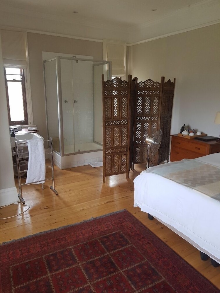 King Bedded Room with Shower