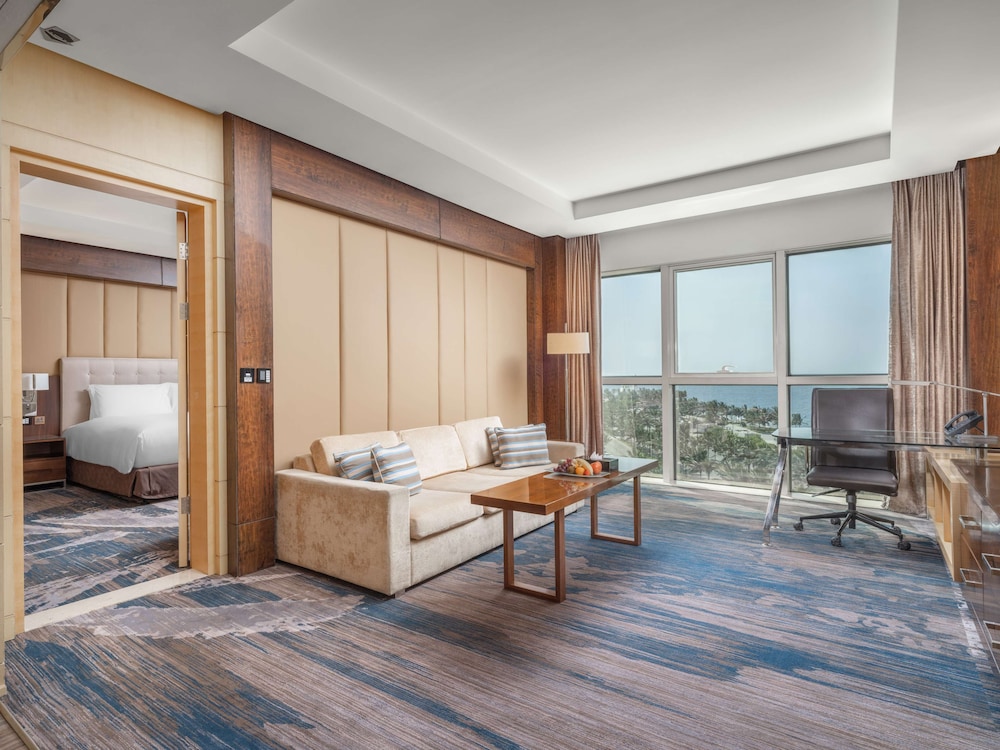 Business Suite, 1 King Bed, City View photo 3