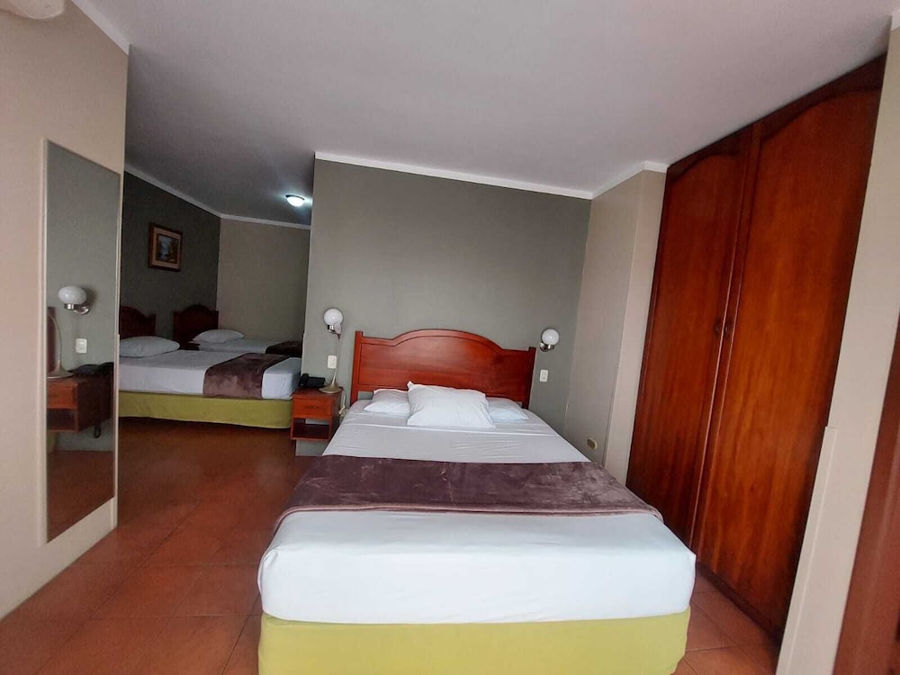 Triple Room, Multiple Beds, Non Smoking (1 Queen Bed, 2 Single Beds)