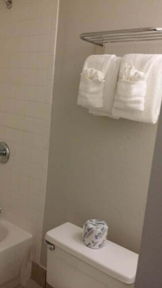Room, 1 King Bed, Non Smoking - Photo 5