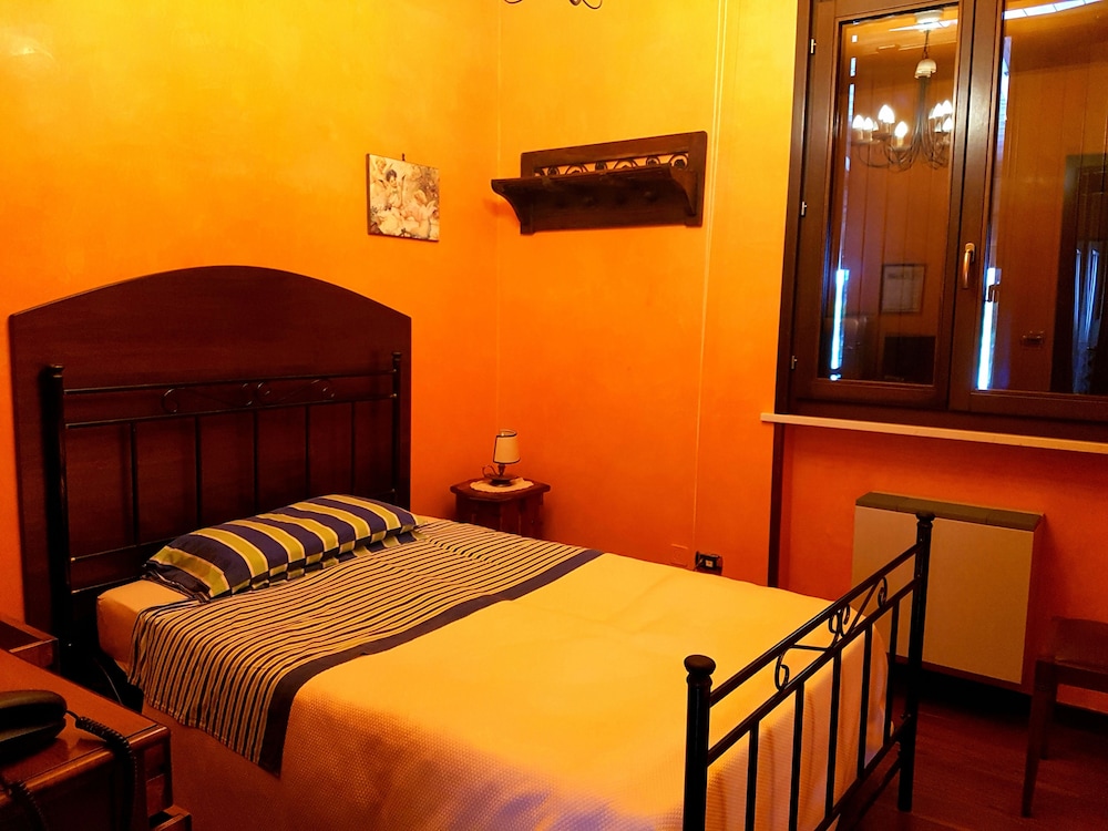 Basic Single Room, 1 Large Twin Bed photo 3