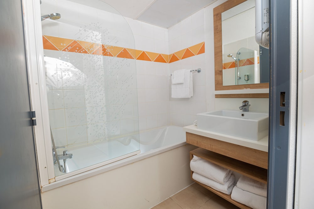 One Bedroom Apartement with 1 Sofa Bed and 2 Twin Beds - Photo 2