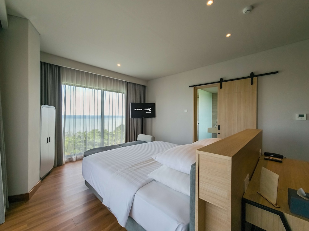 Business Suite, 1 King Bed, Balcony photo 2