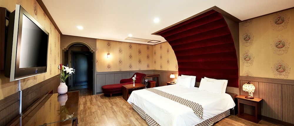 Standard Double Room - Room Rate includes 2 people, Additional pay on site for more than 2 people - Photo 3