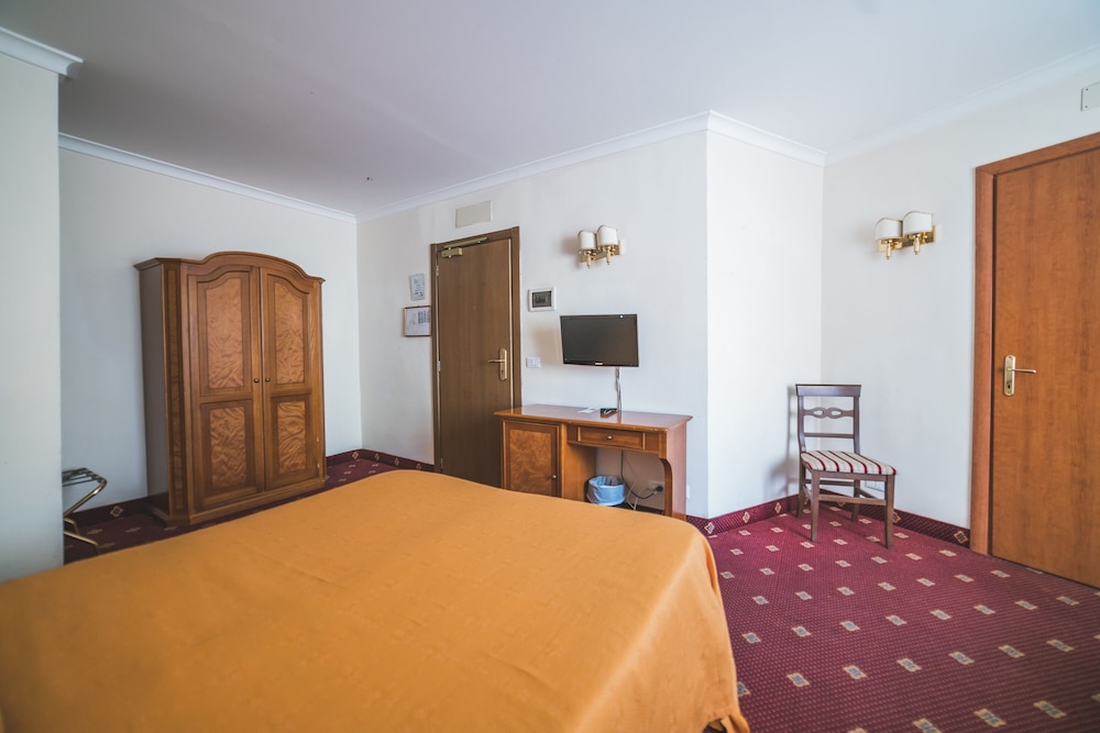 Classic Triple Room photo 3