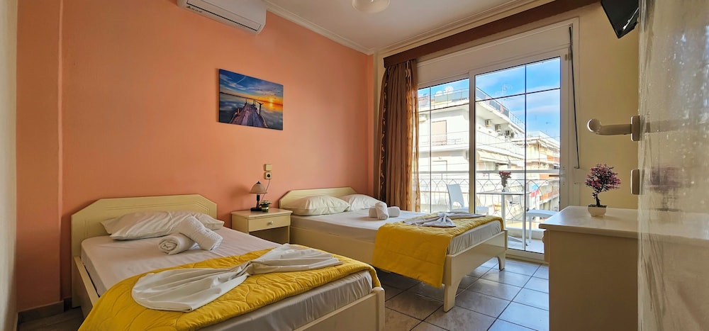 Classic Triple Room, Balcony, City View photo 1