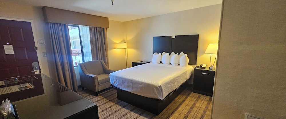 Suite, Multiple Beds, Non Smoking, Refrigerator & Microwave - Photo 3