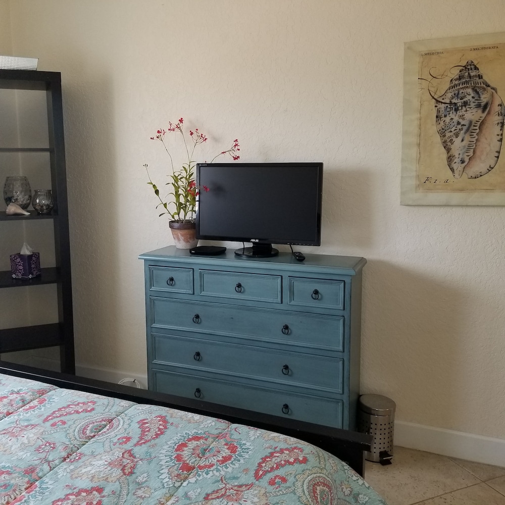 Premier Condo, 2 Bedrooms, Pool View