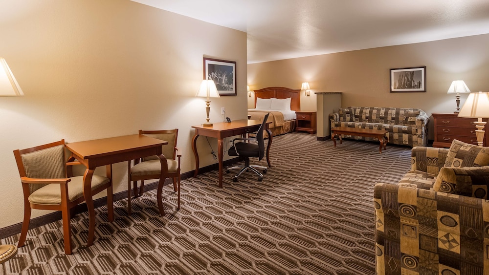 Suite, 1 King Bed, Non Smoking, Refrigerator & Microwave (Larger Room;with Sofabed) photo 3