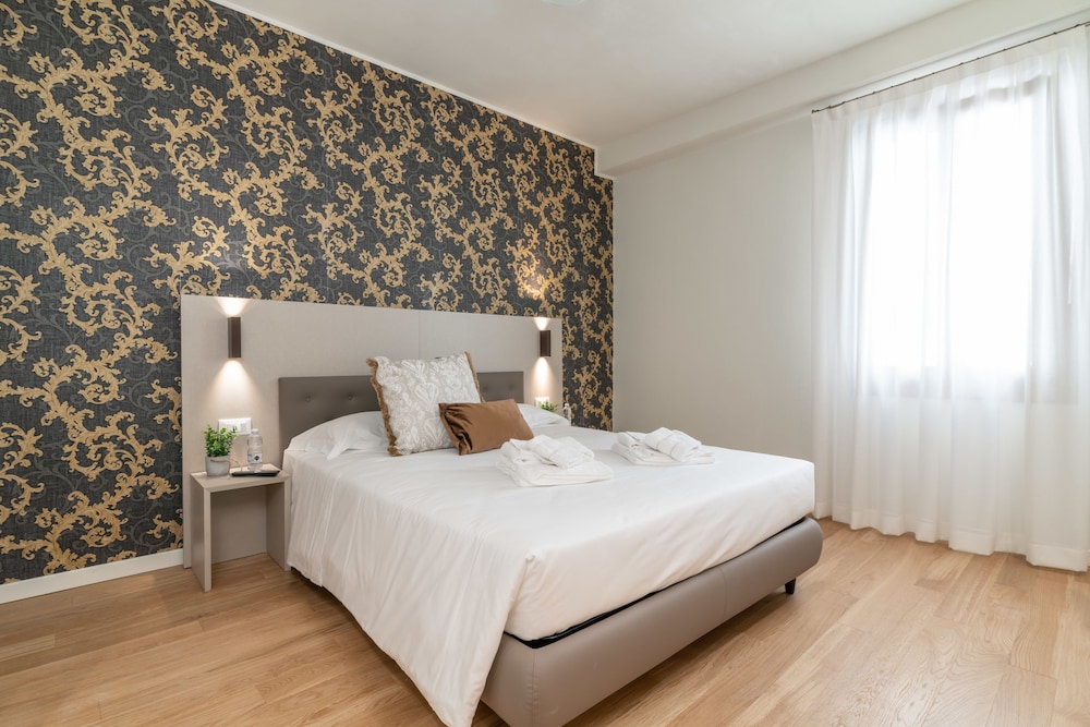 Deluxe Double Room, 1 King Bed, City View (1) photo 1