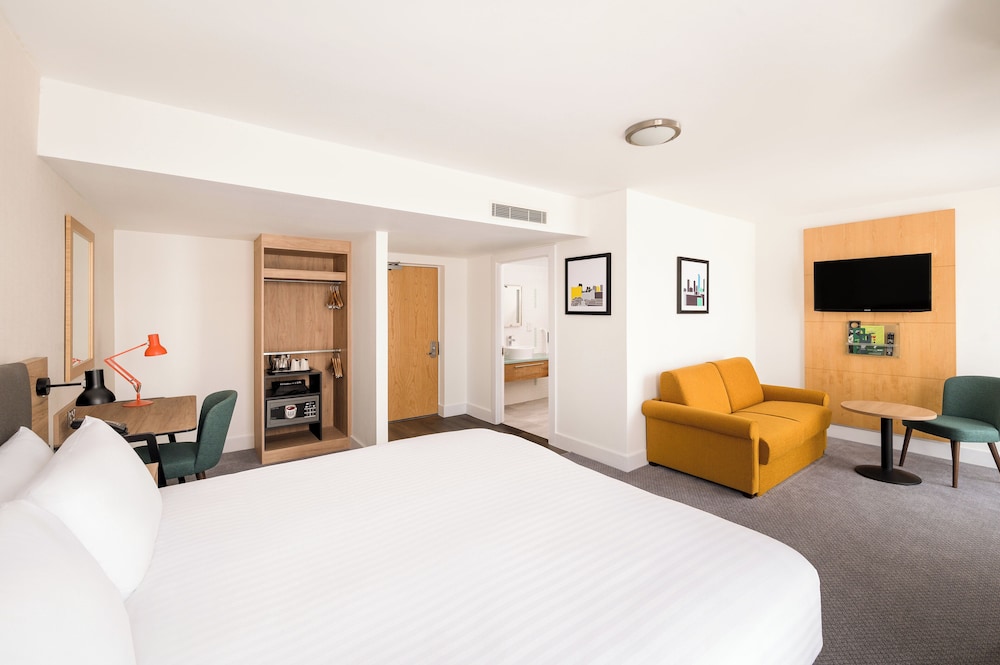 Premium Room, 1 King Bed with Sofa bed, Accessible (Single Sofa) - Photo 3