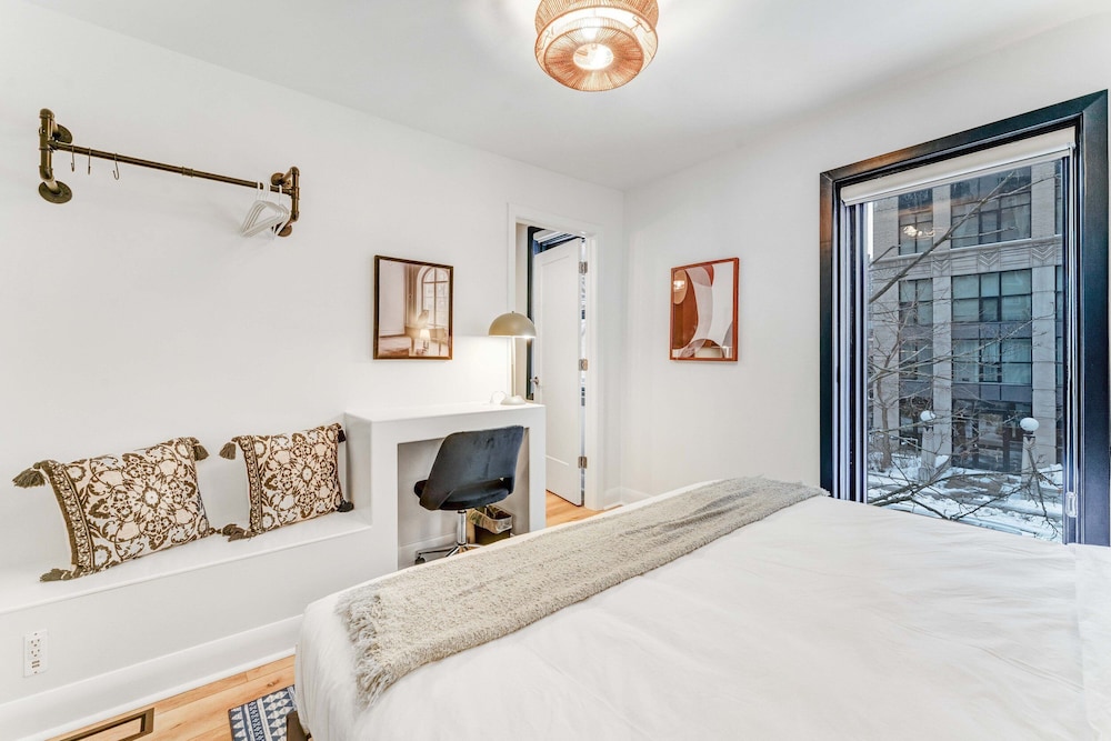 Junior Room, 1 King Bed, Non Smoking, Private Bathroom