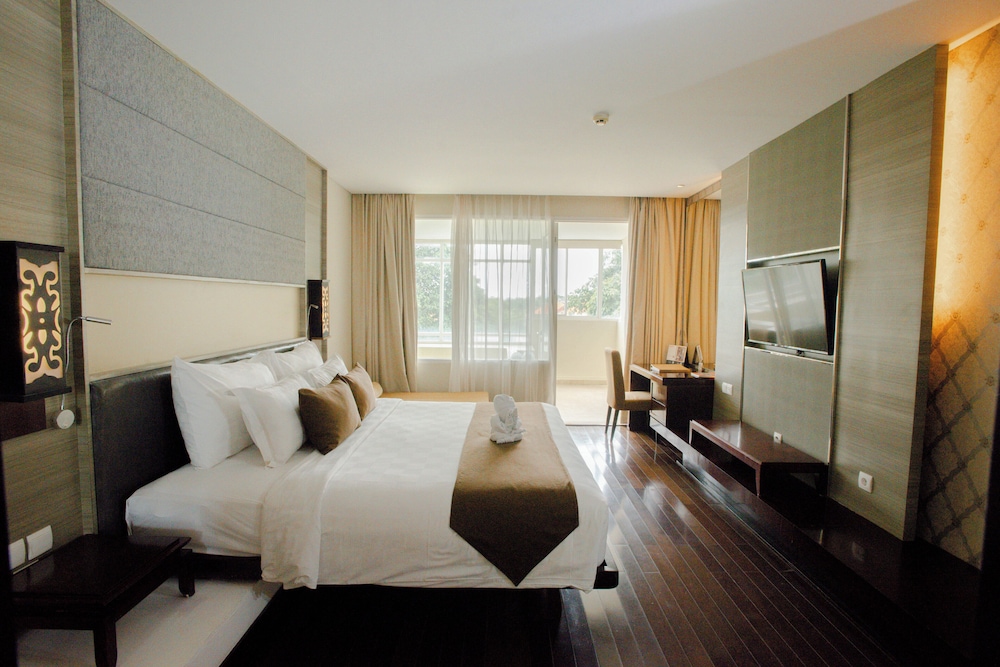 Premier Suite, 1 Bedroom, Refrigerator & Microwave photo 2