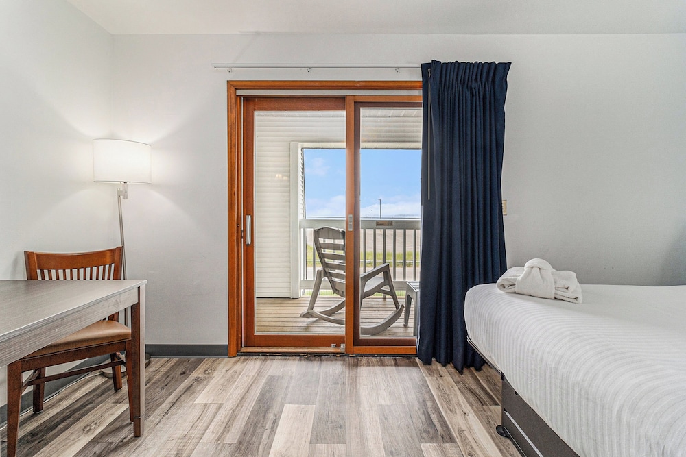 Classic Room, 2 Queen Beds, Lake View