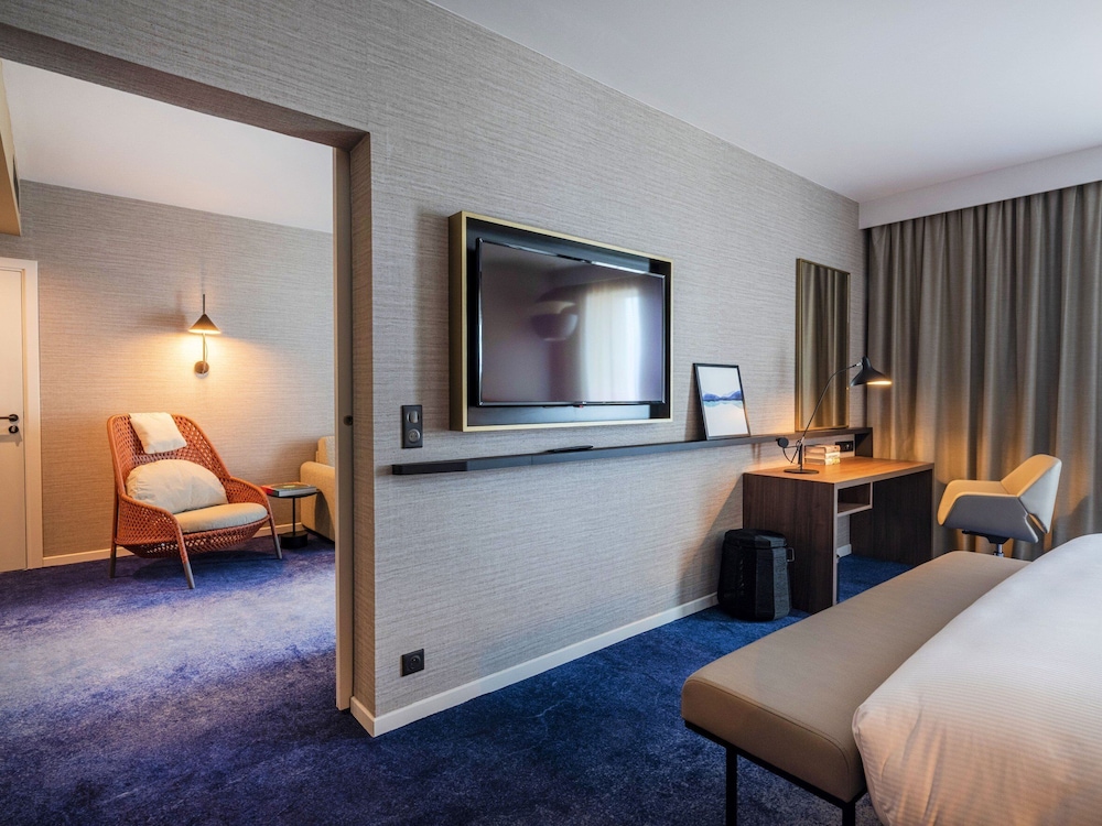 Premium Suite, 1 King Bed (Living Area) - Photo 2