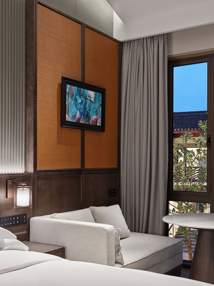 Deluxe Room, 1 King Bed, Courtyard Area photo 2