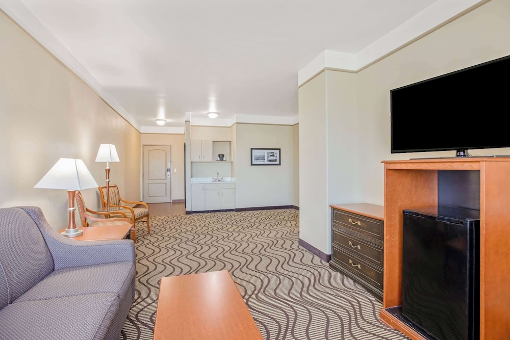 Suite, 1 King Bed, Non Smoking - Photo 4