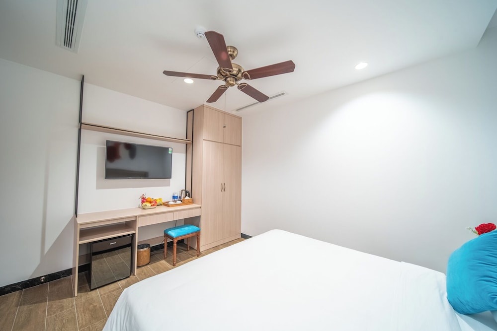 Raya, 1 King Bed without Window